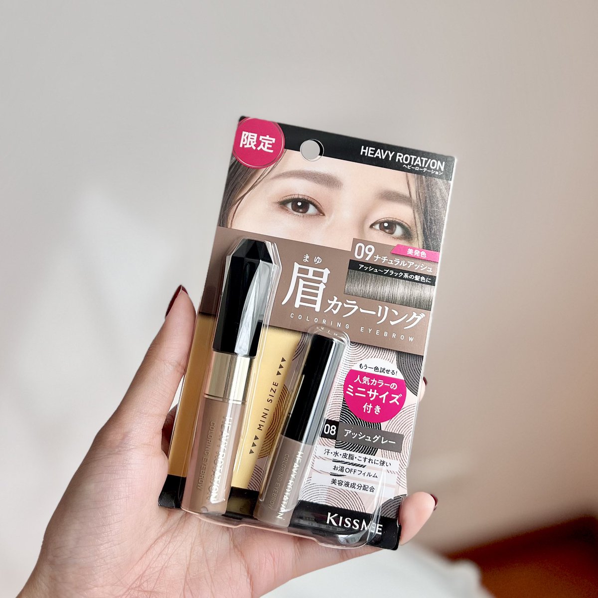 plengssp's tweet image. มาสคาร่าคิ้วของ Kissme สีกำลังดีมากเลย👀💖ปรับให้ขนคิ้วดูสีอ่อนลง หน้าดูละมุนขึ้น ในเซ็ทมีให้ 2 แท่งเลย เป็นลิมิตเต็ดเซทที่ไทย ไซส์ใหญ่กับไซส์มินิ ไว้พกพาได้ ขนคิ้วดูชัดขึ้น เรียงเส้นสวย ชอบๆๆ #Kissmethailand #Heavyrotation #มาสคาร่าคิ้ว