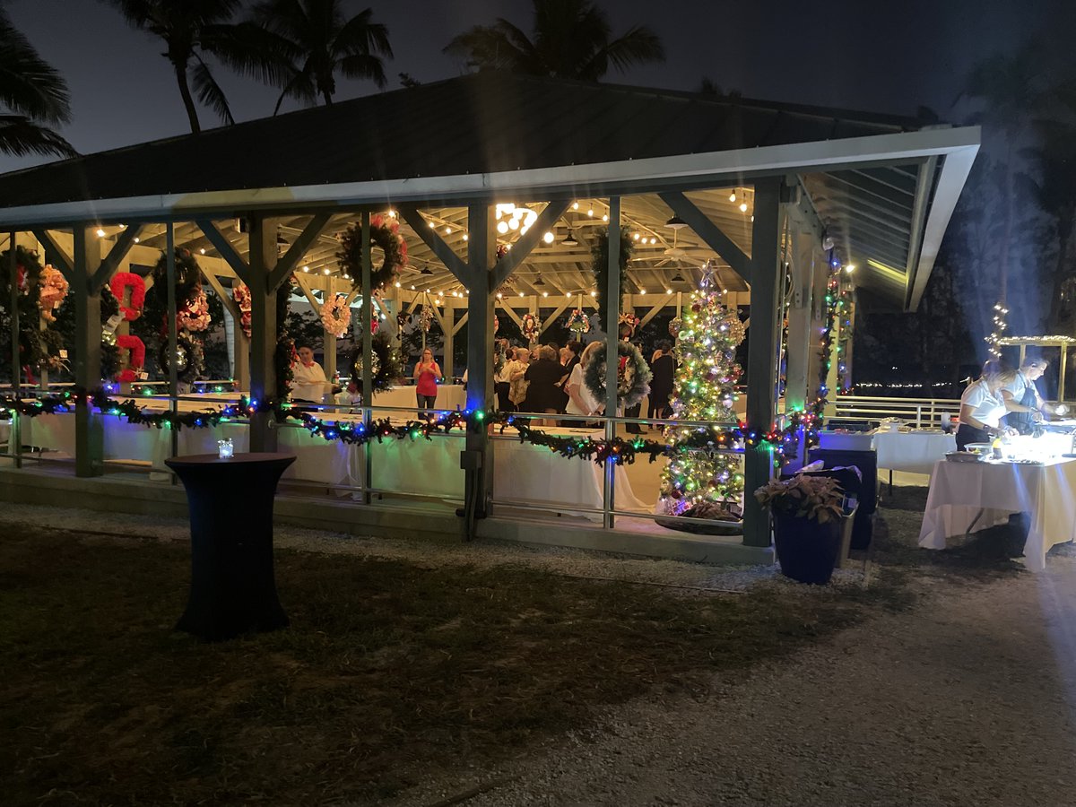 EdisonFordFL's tweet photo. There is just one week left to register for our Wreath Auction on November 30 from 6 p.m. to 9 p.m.! In partnership with the FM Woman's Community Club, select from dozens of wreaths. Sponsored by Riverview Wealth Partners of Raymond James. Register at https://t.co/6TiohAfhIK. https://t.co/Y1rR1Jmbei