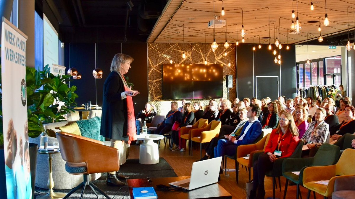 Een pleidooi voor #preventie van oud-huisarts en oprichter van <a href="/InstPosHealth/">iPH</a> Machteld Huber. Als arts leerde ze over zorg, maar pas toen ze zelf patiënt werd ging ze het echt begrijpen. “We noemen het gezondheidszorg, maar we denken allemaal in ziekenzorg”! #WvdW2023 #verbinding