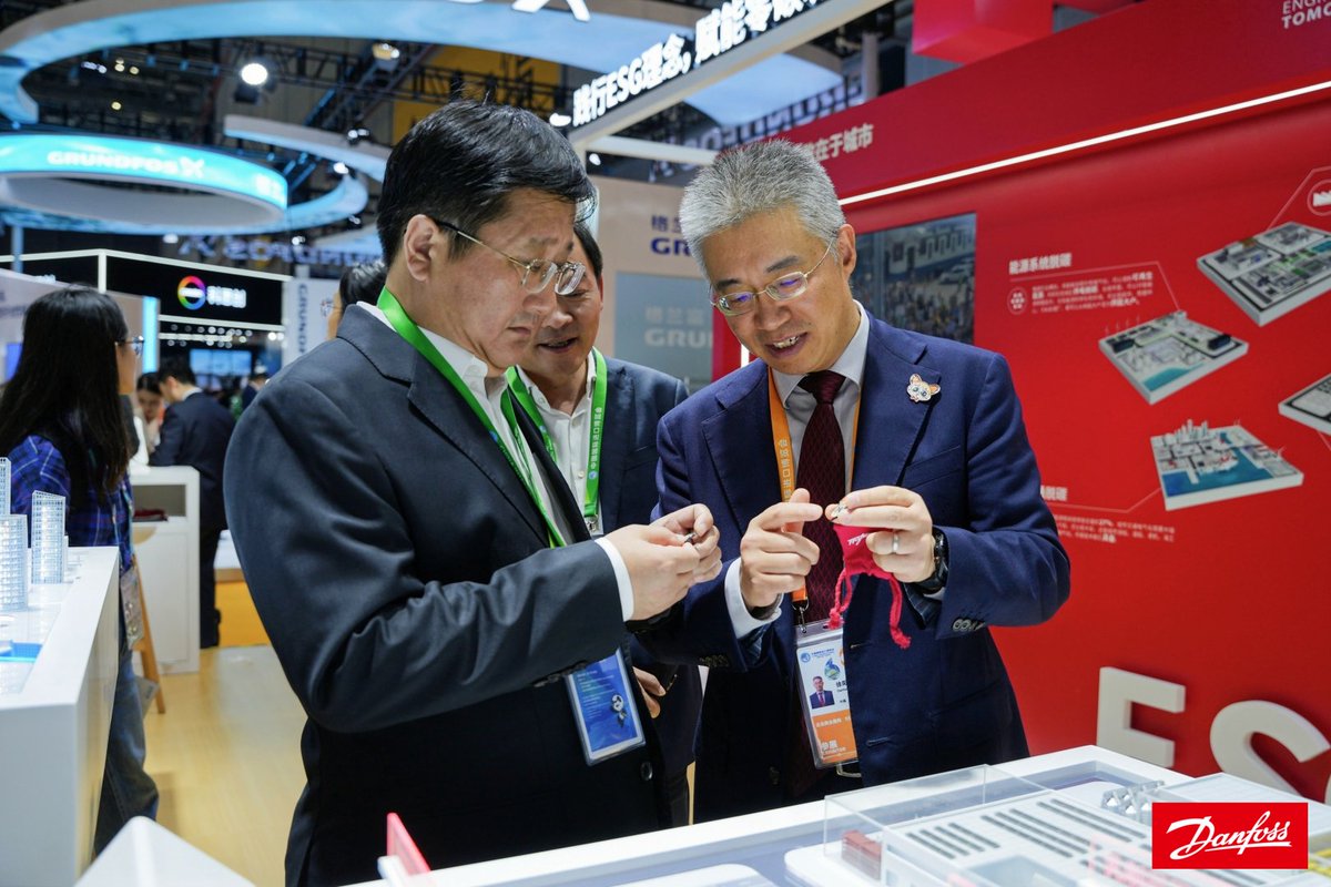 Danfoss's tweet photo. Last week at the 6th China International Import Expo (CIIE 2023) Danfoss had the opportunity to showcase our leading decarbonization solutions by highlighting how they can help cities decarbonize their growth in a rapid, efficient and cost-effective way.

#EnergyEfficiency #WhyEE https://t.co/exGq5BC9SD