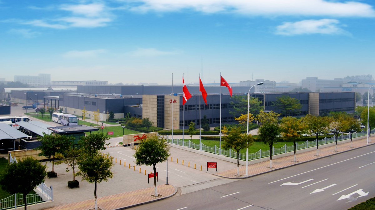 Danfoss's tweet photo. Last week at the 6th China International Import Expo (CIIE 2023) Danfoss had the opportunity to showcase our leading decarbonization solutions by highlighting how they can help cities decarbonize their growth in a rapid, efficient and cost-effective way.

#EnergyEfficiency #WhyEE https://t.co/exGq5BC9SD