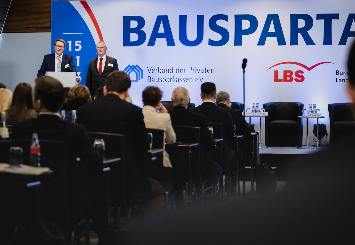 Wohneigentumsbildung gehört wieder stärker in den Fokus der Politik.  Das betonten unisono die Vorsitzenden der beiden Bausparkassenverbände, Bernd Hertweck und Jörg Münning,  in ihrer Begrüßung.