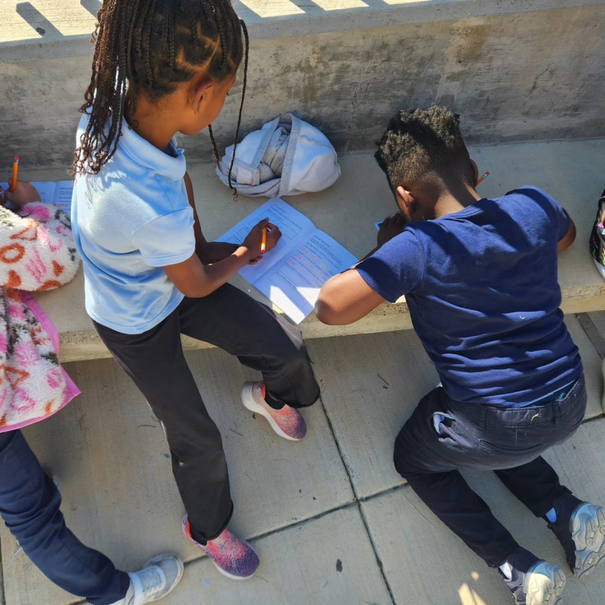 UrbanAdvSquad's tweet image. As part of the #NatureNearSchools project funded by @DOEE_DC, we're working w/ 1,000 4th graders. Pictured are students from @jlesdc &amp;amp; @HDCookeES tallying pervious and impervious surfaces while investigating how stormwater moves through the city.

#MWEE
#ThisIsOutdoorLearning