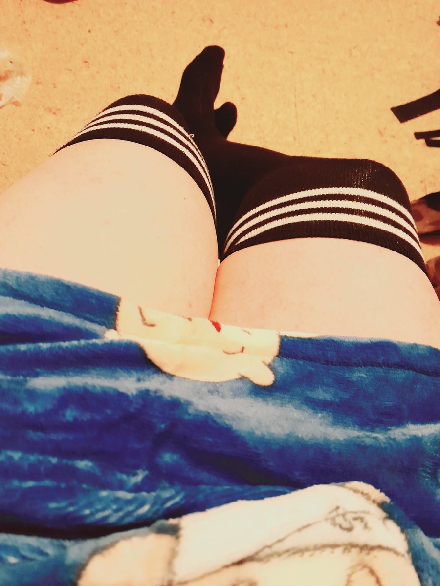 ITomoI's tweet photo. @VRCPuck Bwaaa I love my new oodie(basically a very big hoodie) it's very comfy <3 https://t.co/jpcEtrQmch