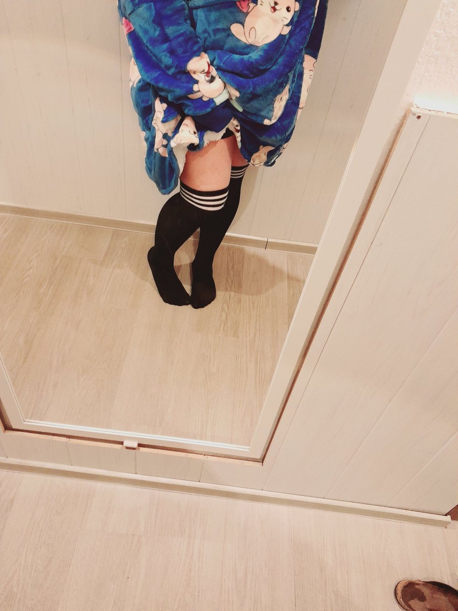 ITomoI's tweet photo. @VRCPuck Bwaaa I love my new oodie(basically a very big hoodie) it's very comfy <3 https://t.co/jpcEtrQmch