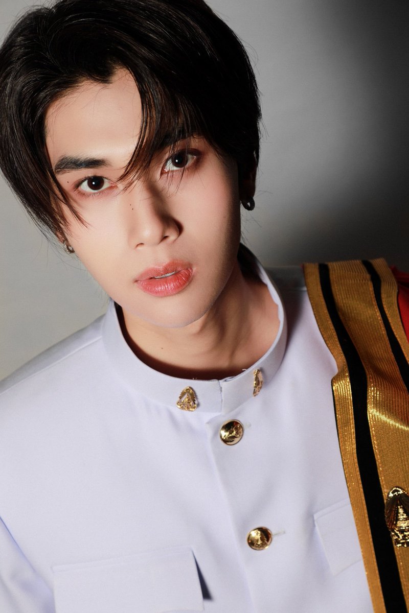 comeusbloficial's tweet photo. 📌Dunk Natachai Boonprasert se graduó con una licenciatura en Ingeniería de Innovación Informática, KMITL.   
Muchas felicidades y éxitos para él 🤭
#DunkNatachai #ตะโกนดังดังว่าดังเรียนจบแล้วครับ​ #GMMTV #series #boy #starinmymind #HiddenAgenda #blseries #ComeUsBl #boyslove https://t.co/DAFQbDdFA5