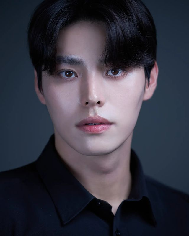 comeusbloficial's tweet photo. 📰 Al parecer Lee Jae Bin (protagonista de#ChocoMilkShake) estará en el elenco de otro BL coreano llamado "#GrayCurrents"
Cha Soo Hyuk quien no tiene aspiraciones en la vida y Lee Yoon Dae quien termina con su novia y no sabe a donde ir, ahora vivirán juntos #회색기류 #ComeUsbl https://t.co/hGm2AHpxqp
