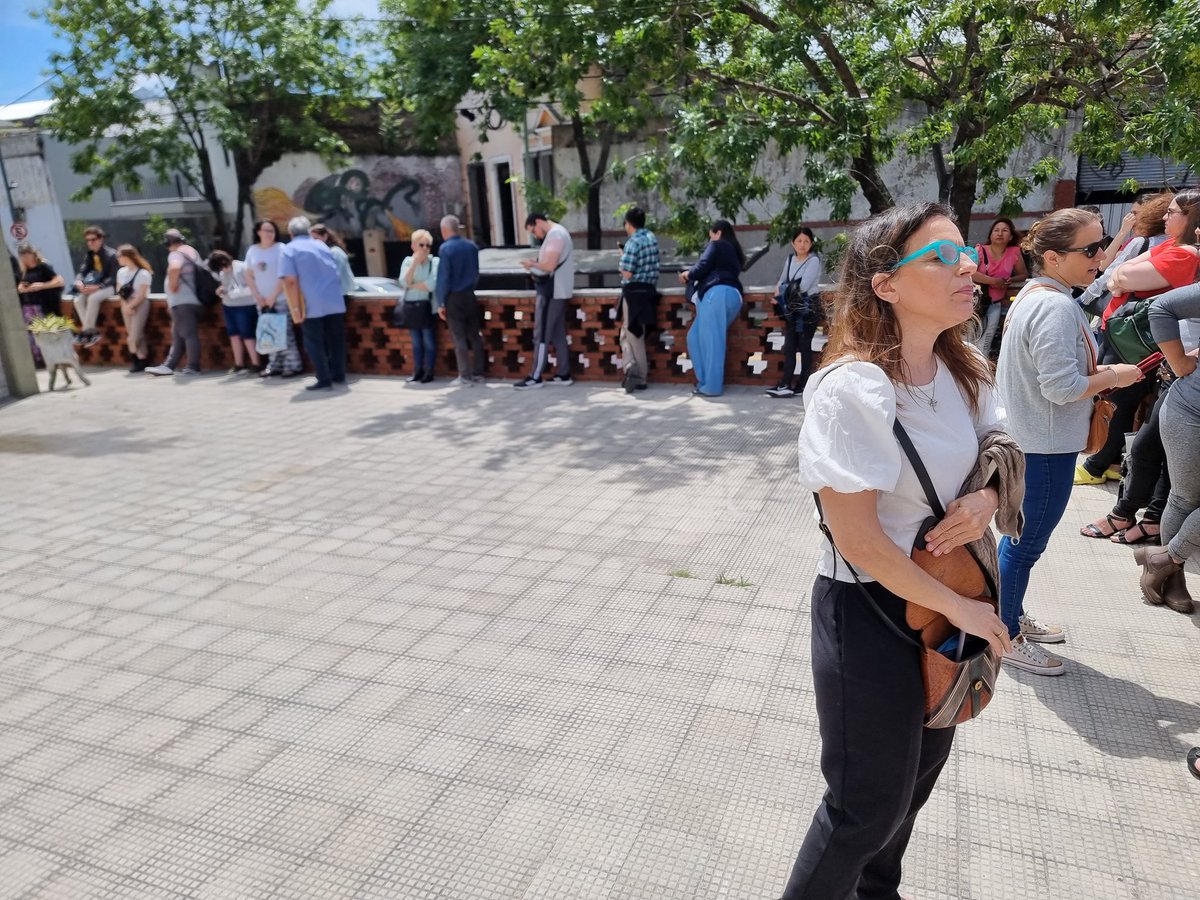 El trato a los médicos...renovación de matrícula, largamente postergada por la ineficiencia del estado. Acá, al rayo del sol, comienza una larga cola que promete horas de espera.