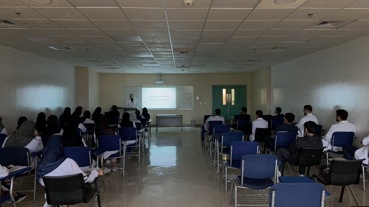 في ثالث ايام ورشة عمل 
" طريقي للتخصص في طب الأسنان " 

اكمل نادي ثنايا الثقافي يومه الثالث مع الدكتور فهد حجازي حيث قدم محاضرة عن تجربته في الدراسات العليا والطريق الى الاختصاص في طب اسنان الاطفال 

جزيل الشكر للدكتور فهد على وقته وجهده