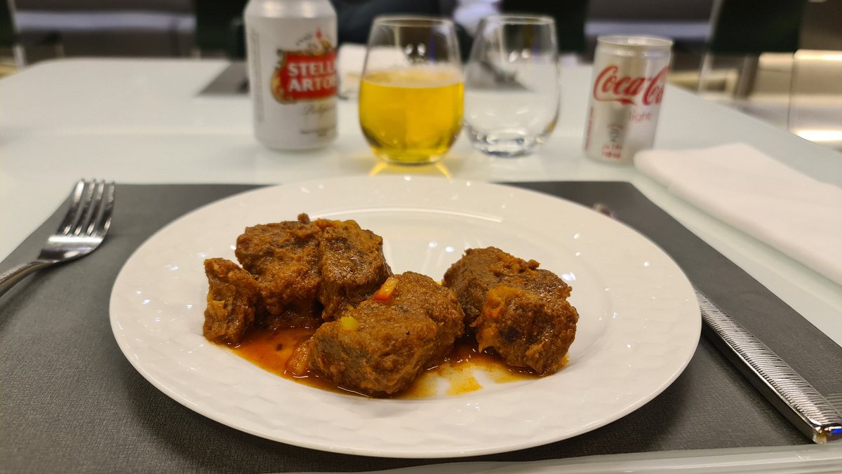 istvan_mak's tweet image. #FirstWorldProblem rant következik: A Qatar Platinum Lounge-ában marhagulyás is van a ma esti opciók között. A magyarokon kívül senki nem tudja, hogy ennek a paprikától kell pirosnak lennie és nem a paradicsomtól? Egyébként a gulyáshoz annyi köze van, hogy van benne kis paprika.