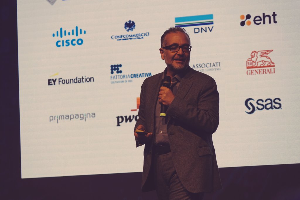 franzrusso's tweet photo. Sul palco del #VXF23 sale @stefanoepifani che ci porta al cuore delle grandi domande che dobbiamo farci su #innovazione e tecnologia, come #intelligenzaartificiale.
"Sarà la nostra incapacità a gestire la AI a distruggere eventualmente posti di lavoro"

@IngramMicroIT https://t.co/Y9WU2FQJtV