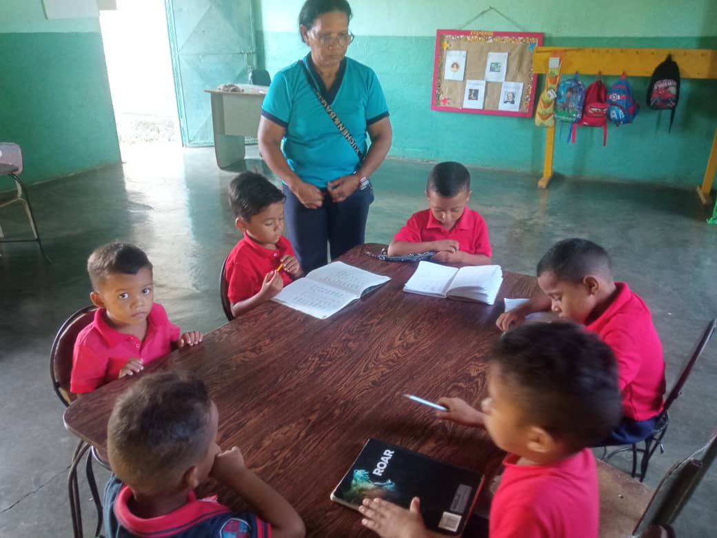 CDCE_PGuardati's tweet photo. #DefiendeElEsequibo
damos lo mejor a los estudiantes cumpliendo con esmero las líneas pedagógicas del gobierno Bolivariano.
@cdceguarico 
@nercyguere  
@_laavanzadora 
@mppeducacion 
@nicolasmaduro https://t.co/QL5OY4bg1Z