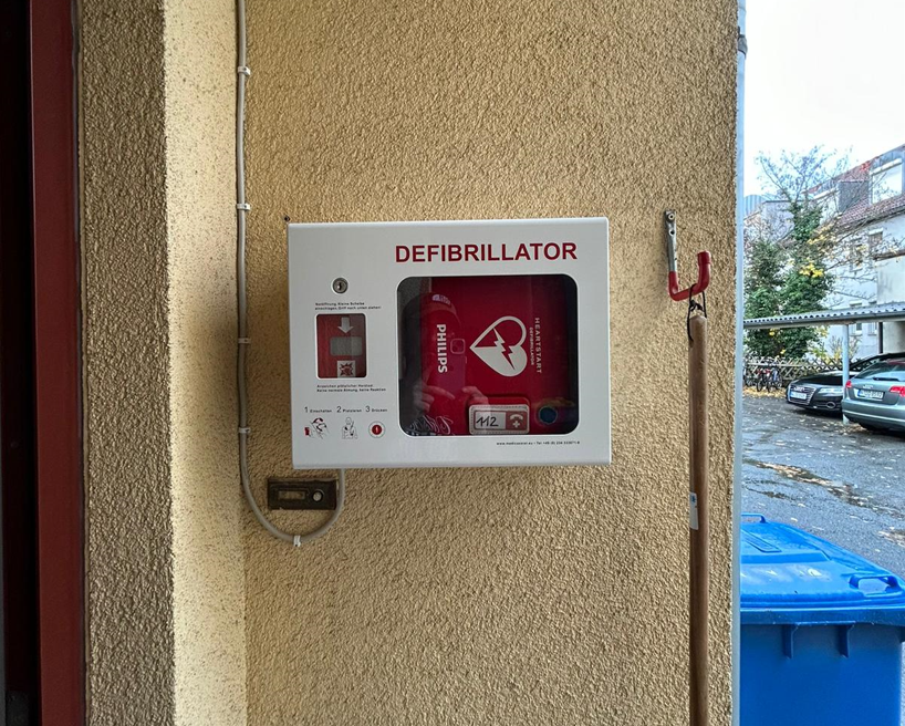 Office upgrade ✅: Defibrillator for us and the neighborhood! 💓