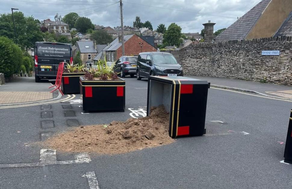 palengreda's tweet photo. It's so cute that crossing out names on road signs is all it takes to stop drivers in Iceland from driving any further.
In the UK we have to place bloody great blocks of concrete or planters in the way. And even when we do that, what happens? https://t.co/VXAsdNiw41
