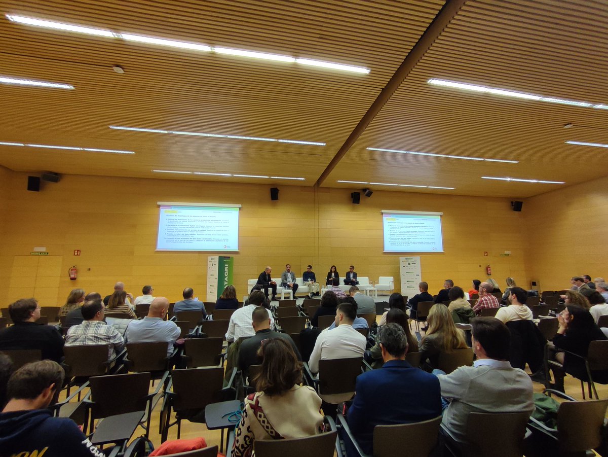 ForoDatAgri's tweet image. 📳 #DATAGRI2023

🗣 @rogargon (@UdL_RDI): "Se habla mucho de espacios de datos y como monetizarlos y eso hemos intentado hacer en proyectos en los que estamos trabajando en el sector #ganadero, concretamente en el #porcino".