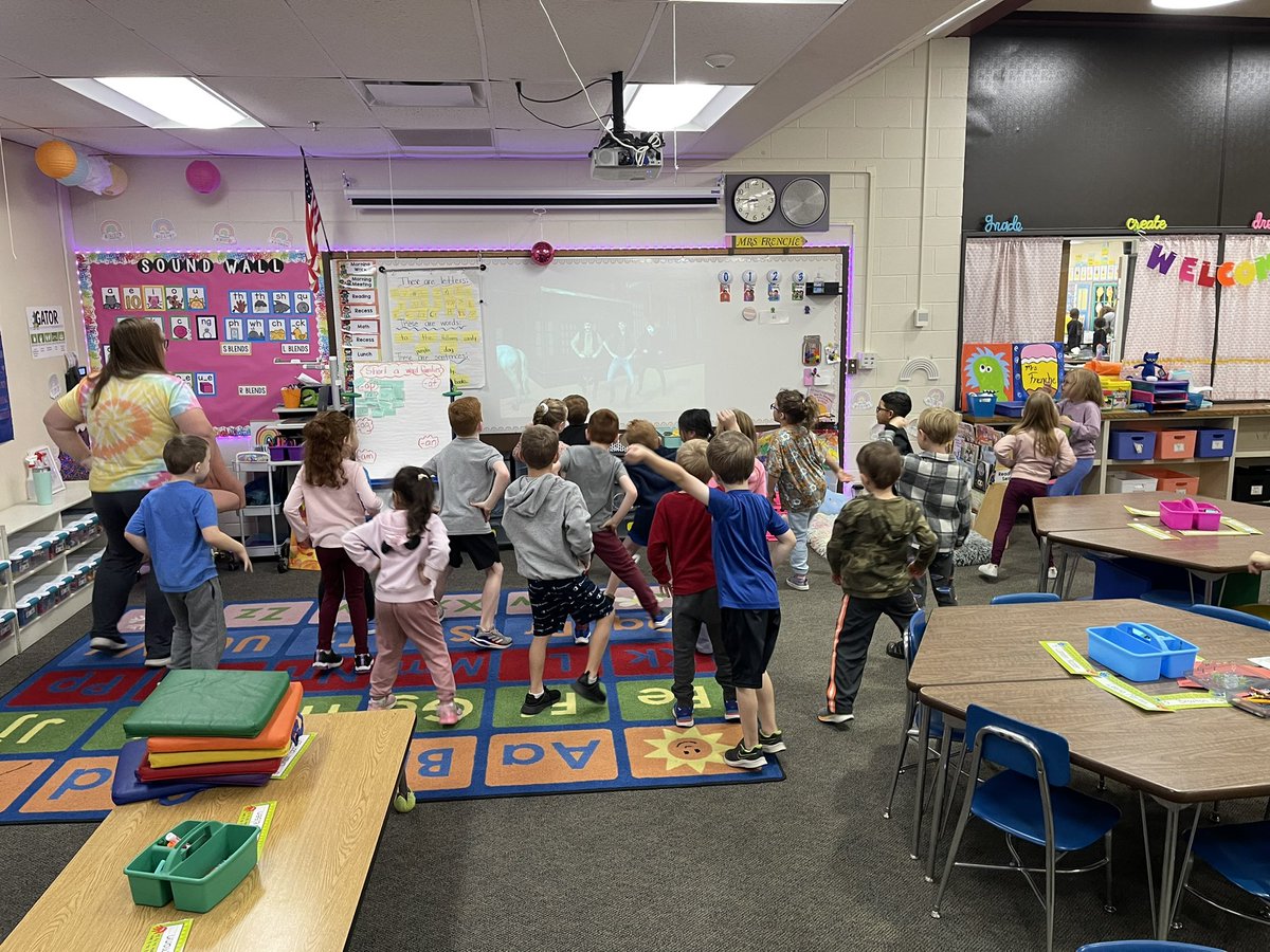 Morning Meeting in @FrencheNikki’s Kindergarten classroom! They learned French, practiced greetings, shared wows & pows, asked questions, and moved and grooved! What a great way to start the day! #Proud2bMPS #GoGoGators @abbott_mps @MillardPS @MPSElemEd