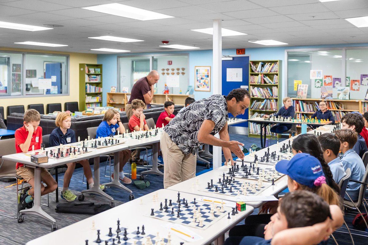 Tournoi d'échecs à San Diego ♟️ <a href="/aefeinfo/">AEFE</a>-<a href="/unss/">UNSS_National</a>
🎬 de fin sur le 1er tournoi d'échecs de la ligue sportive  au <a href="/LyceeFrancaisSD/">Le Lycée Français de San Diego</a>. 
100 élèves de 6 établissements de la #ZAN ont profité de 3 jours de rencontre en présence du grand maître international Samy Shoker.
📆du 7 au 10/11