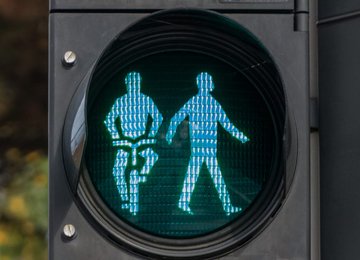 El peatón ocupa la cima de la Pirámide de #LAMovilidad. Le siguen, en orden descendente: ciclistas, usuarios del servicio de transporte público de pasajeros, prestadores del servicio de transporte de carga y distribución de mercancías, y usuarios de transporte particular en auto.