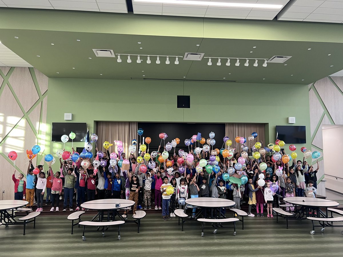Ready for Thanksgiving! Celebrating with our annual Macys Thanksgiving Parade 🦃🦃<a href="/Macys/">Macy's</a> <a href="/CRECoyotes/">Canyon Ranch Elementary</a>
