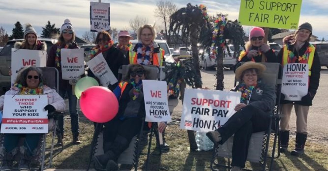clacunion's tweet photo. November 14 marked the tenth day on the picket line for our @HanoverSD educational assistants. β€οΈAs you can see, a few groups were all about the tropical vibes, doing their best to keep the wintry weather at bay. ποΈππ
#strike #hanoverschooldivision #FairPayForEAs #SteinbachMB https://t.co/GGmP35sQp5