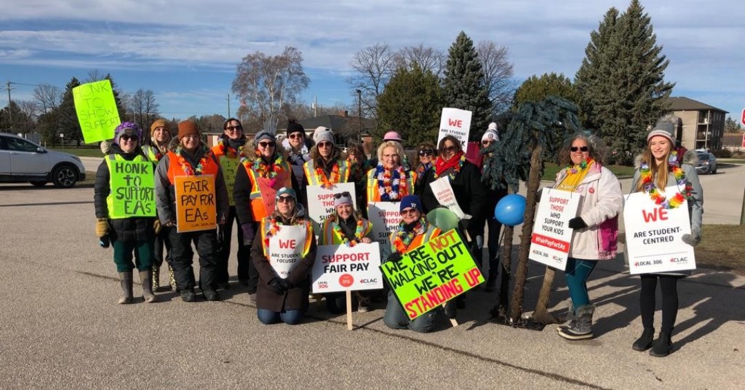 clacunion's tweet photo. November 14 marked the tenth day on the picket line for our @HanoverSD educational assistants. β€οΈAs you can see, a few groups were all about the tropical vibes, doing their best to keep the wintry weather at bay. ποΈππ
#strike #hanoverschooldivision #FairPayForEAs #SteinbachMB https://t.co/GGmP35sQp5