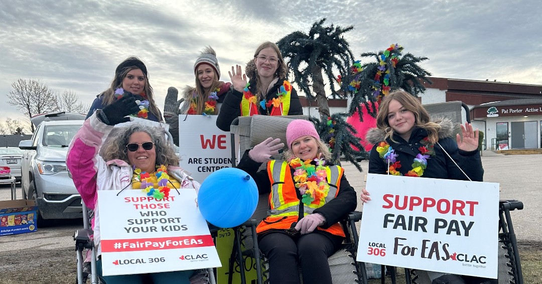 clacunion's tweet photo. November 14 marked the tenth day on the picket line for our @HanoverSD educational assistants. β€οΈAs you can see, a few groups were all about the tropical vibes, doing their best to keep the wintry weather at bay. ποΈππ
#strike #hanoverschooldivision #FairPayForEAs #SteinbachMB https://t.co/GGmP35sQp5