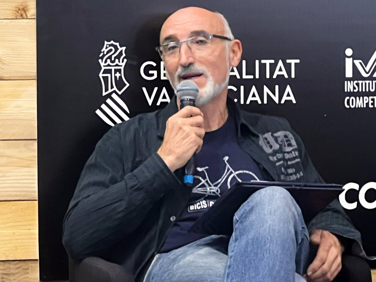 Comunic_eslomio's tweet photo. @Andres_SomE Qué alegría me ha dado verte como ponente hoy en @EnergyGlobalVLC y que te hayas acordado de la entrevista de radio que te hice hace ya 10 años 🤣Enhorabuena por todo lo que haces para que la gente acceda a energía renovable. Gracias a ti recomiendo @somenergia_vlc https://t.co/sl6kUDBtl7