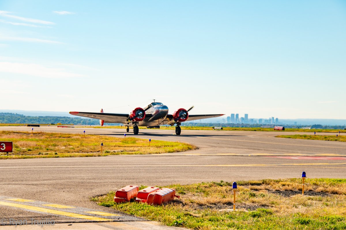 ryantujillo's tweet photo. It's easy to overlook the beauty of things we see daily. Take a moment to appreciate the simple things that make life unique. Have a wonderful Wednesday!

#SNF23 #sonoranbeauty #aviationphotography #beech18 https://t.co/rrUTbcRlUV