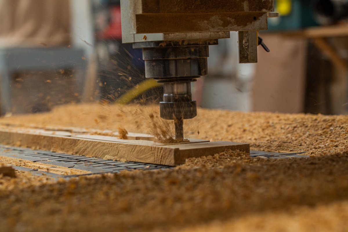 Agavusmx's tweet photo. Nuestros estuches de madera son maquinados en un CNC ROUTER. Posteriormente son lijados a mano para ajustar el ensamble de su tapa deslizable y al final se les coloca un recubrimiento a base de ceras y aceites naturales para realzar la madera y protegerlo.
#hechoenmexico https://t.co/d8OamkB3Jw