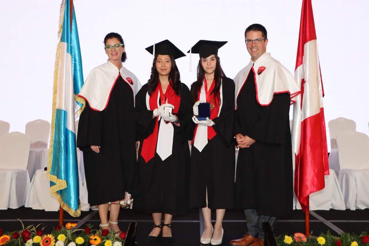 EmbCanGuatemala's tweet photo. Durante la Graduación de la 1era. Promoción del Colegio Maple Bear, 2 guatemaltecas recibieron la medalla al Mérito Académico del Gobernador General de Canadá y la Medalla Birks al Liderazgo estudiantil en manos del Viceministro de Educación de New Brunswick. https://t.co/Vae8TRYQYA