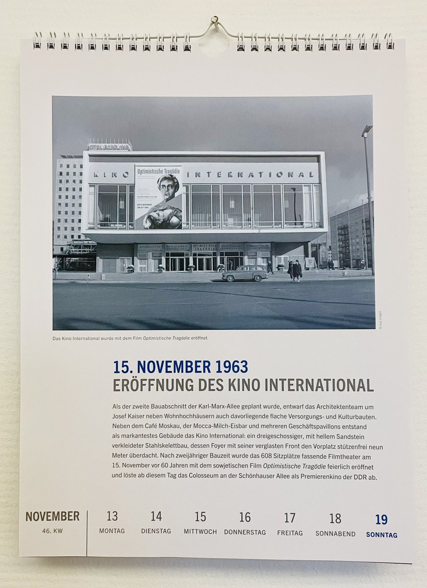 die kulturfritzen (@kulturfritzen) on Twitter photo Heute vor 60 Jahren wurde das #KinoInternational eröffnet. #berlinfakt
(Foto: Wochenblatt aus dem Kalender „Berliner Geschichte 2023“ von <a href="/lippunermarc/">Herr Jemine</a>) Heute vor 60 Jahren wurde das #KinoInternational eröffnet. #berlinfakt
(Foto: Wochenblatt aus dem Kalender „Berliner Geschichte 2023“ von <a href="/lippunermarc/">Herr Jemine</a>)