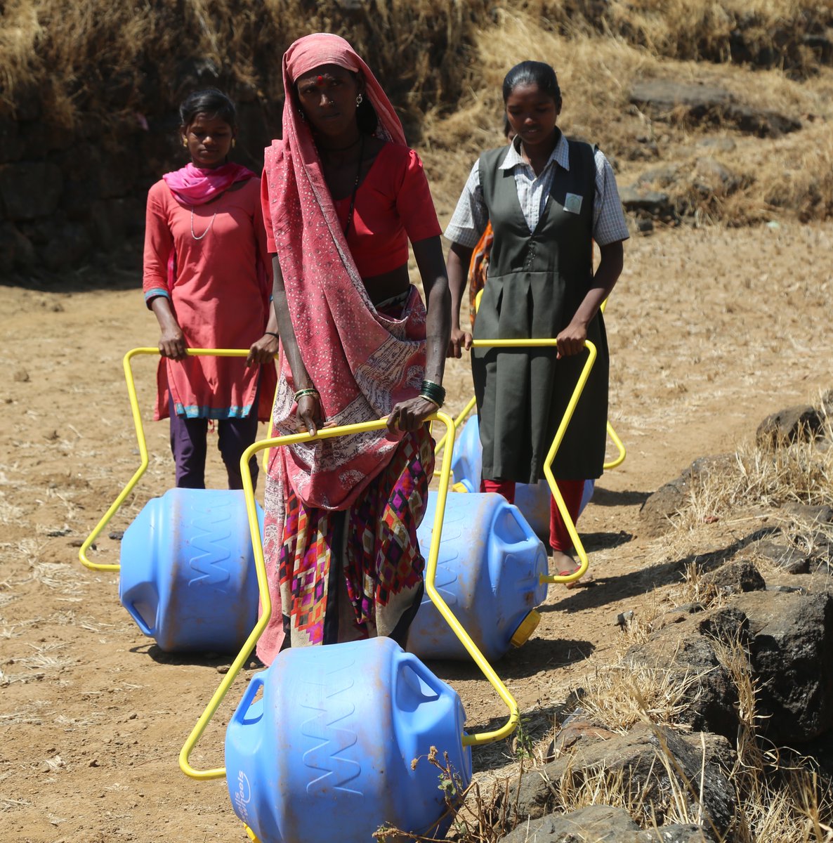 wellsonwheels's tweet photo. The physical and health burdens of water collection trap families in a vicious cycle of poverty.

Let's ease the burden on our mothers, sisters and daughters. Join us 💧🚰

#Changelives #Daughters #Sisters #Mothers #India #Poverty #VillageLife #ChildrensRights https://t.co/xsJeKFKy49
