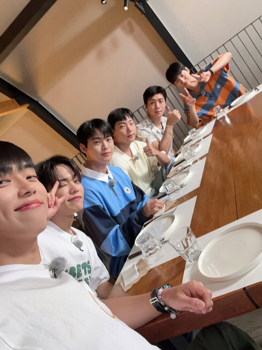 [#유 #U] 민균이형 생일 축하해요~💚
근데 첫번째 사진은 뭐지 왜있지🤔