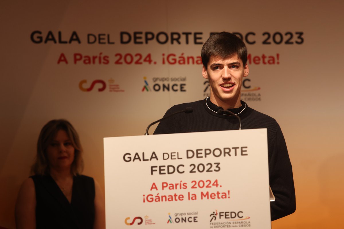 🏆 La Federació Espanyola d'Esports per a Cecs #FEDC va reconèixer ahir, durant la celebració de la seva Gala anual, al nedador català <a href="/AlexVillarejo04/">Àlex Villarejo Martín</a> 🏊‍♂️ com a jove promesa de la natació paralímpica.

Enhorabona, campió!! 👏👏