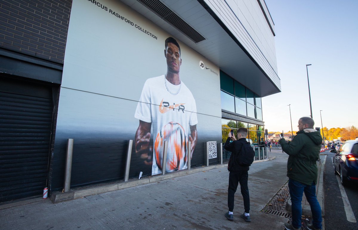 openmediauk's tweet photo. We’re thrilled to announce that alongside our 3 existing opportunities outside Old Trafford, we can now provide a bespoke mural offering to clients! 👏🏻

This mural is a perfect way to target the 75,000 fans who attend Old Trafford on a game day, and allows brands to execute an artistic flair to really amplify their campaign.

And we couldn’t have launched this offering more perfectly with this amazing @JDSports x @Nike x @MarcusRashford campaign by @EdisonMedialtd , displaying such a brilliantly executed hand painted mural that was extremely popular among the fans last weekend! ⚽️