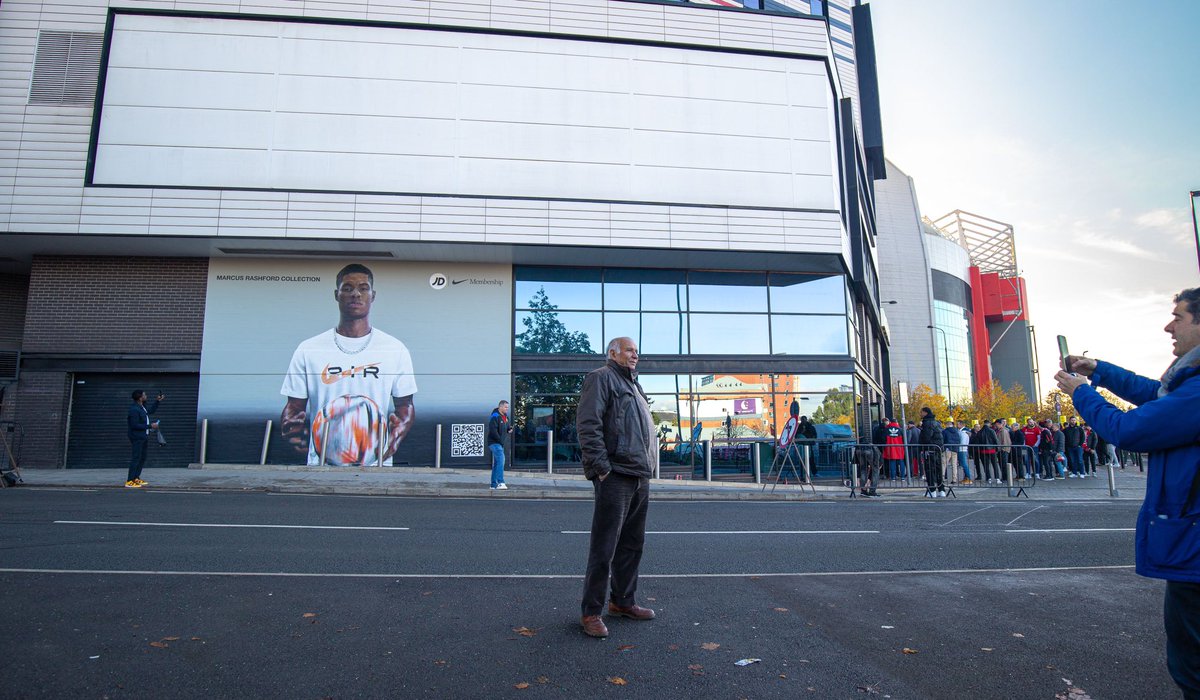We’re thrilled to announce that alongside our 3 existing opportunities outside Old Trafford, we can now provide a bespoke mural offering to clients! 👏🏻

This mural is a perfect way to target the 75,000 fans who attend Old Trafford on a game day, and allows brands to execute an