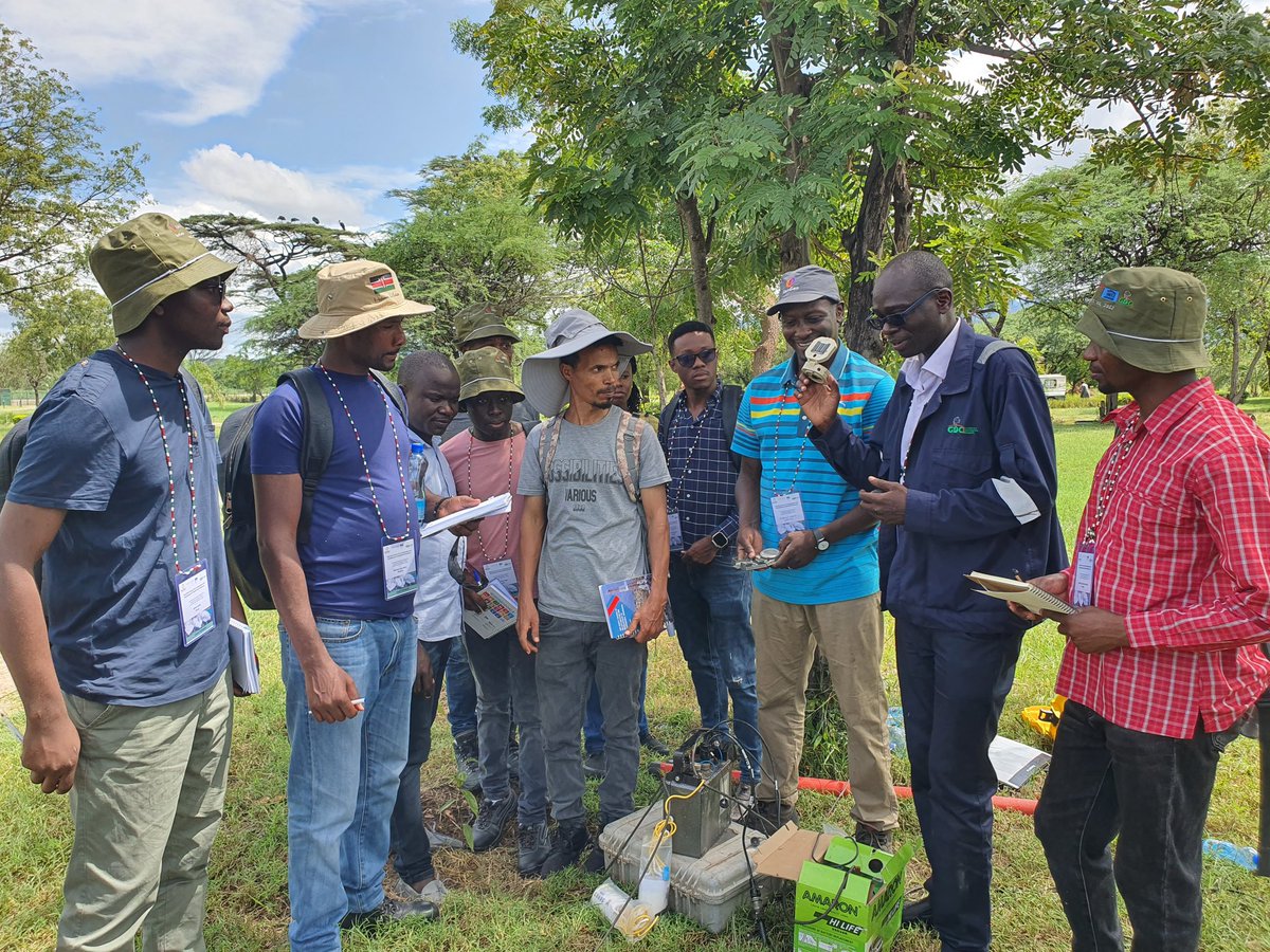 GDCKenya's tweet photo. Of matters geophysics... #GDCTeam's Fred Ogada with #GRO-GTPShortCourseVII participants. In his session, he explains Magnototellurics, which is a passive method for measuring the naturally occurring magnetic and electric field of the earth. https://t.co/r56BAxlAFe