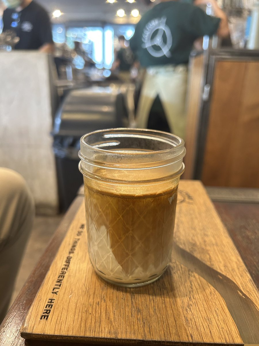 MATEEMETA's tweet photo. เค้าบอกว่าร้านบาริสต้าแชมป์โลก #factorycoffee https://t.co/LFyMNcMkLF