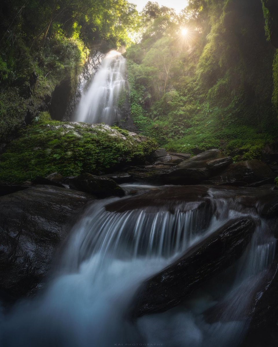 The scenery and people are on the road, and joy touches the bottom of my heart.