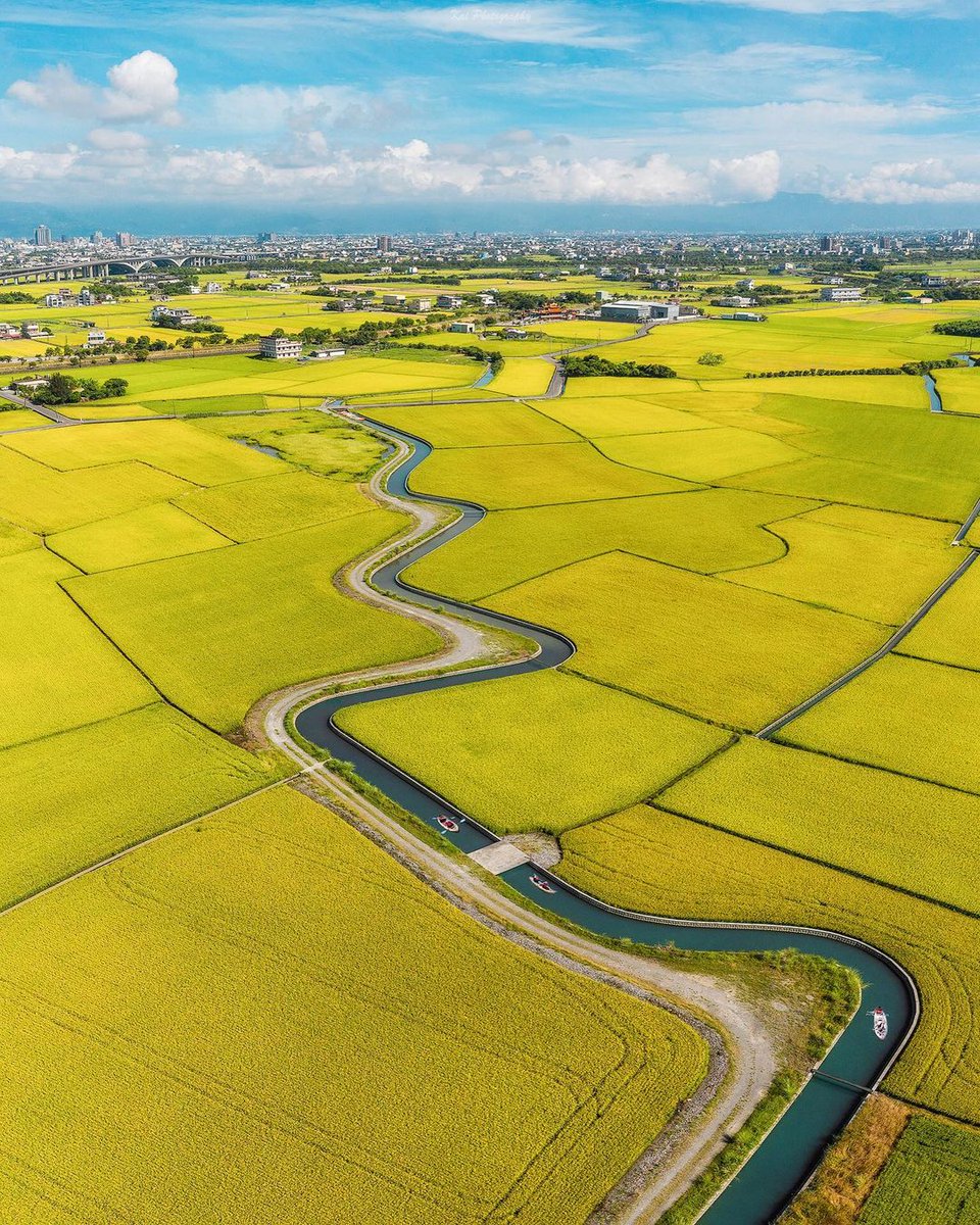 The scenery and people are on the road, and joy touches the bottom of my heart.