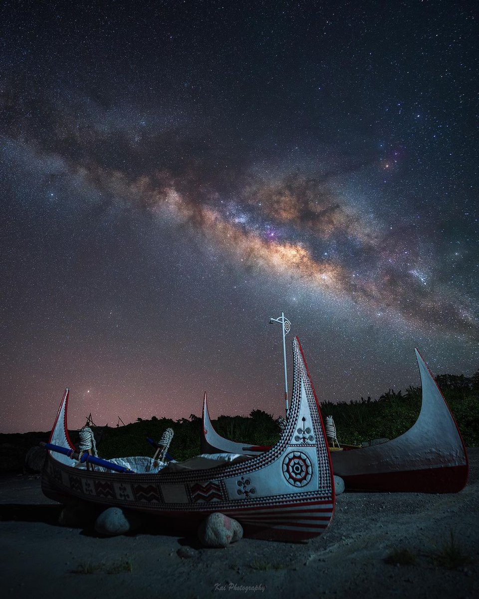 The spring water is tinkling, the breeze is like water, the white clouds are dotted, and the blue sky is like washing.