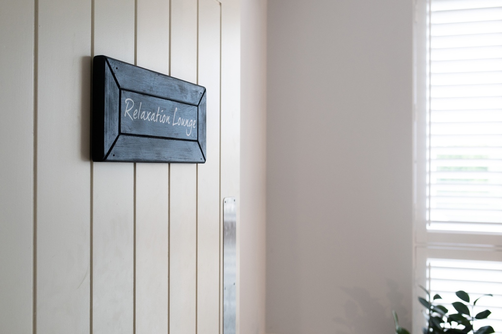 Enter our brand new post treatment relax room 😴

After your hour-long luxury treatment, step into our relax room. Enjoy the stunning surroundings, soft blankets, cosy beds, and plush cushions.