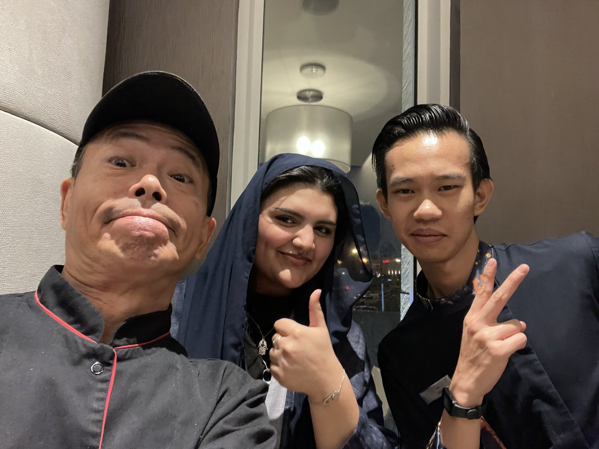 مساء الخير للجميع 😊
الساعة الآن 1:35 ظهراً بتوقيت السعودية 🇸🇦 ☺️
دينو، الذي كان رئيس الطهاة في المطعم، تقاعد اعتبارًا من الأمس🥲
عملت معه لمدة عام تقريبًا، وكان رجلًا لطيفًا حقًا
في المستقبل، يخطط للعودة إلى مسقط رأسه في بالي والعيش مع عائلته. عملي سيكون مضاعف 🥲