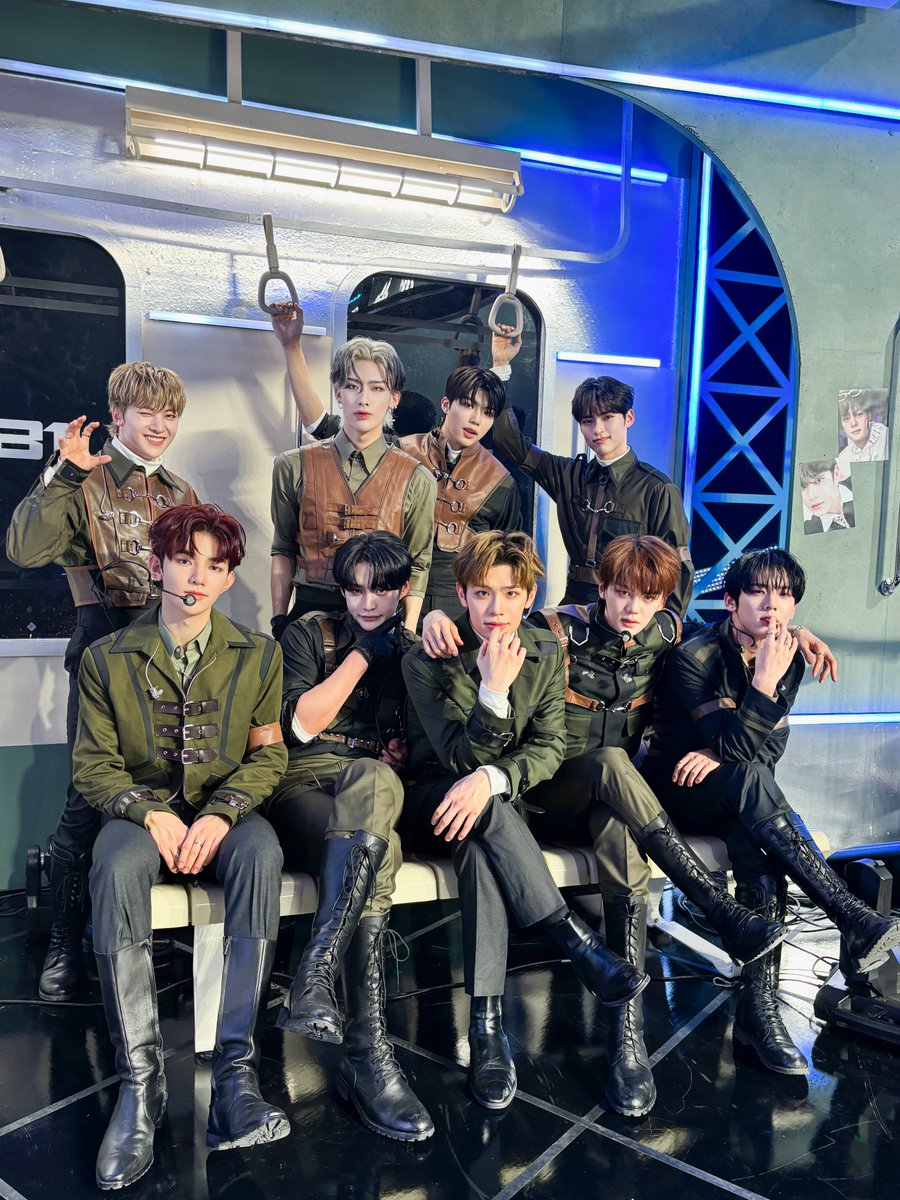 ZB1_official's tweet photo. _𝗭𝗘𝗥𝗢𝗙𝗢𝗖𝗨𝗦

🌹 : 제로베이스원이 쇼! 챔피언을 CRUSH (가시) 했다던데 사실인가요?

📢 : 네. 다음은 주간 아이돌과 아이돌 라디오를 CRUSH (가시) 할 차례입니다.

#ZEROBASEONE #ZB1
#제로베이스원 
#MELTINGPOINT #CRUSH #가시
#ZEROBASEONE_CRUSH https://t.co/cDbEI66fGn