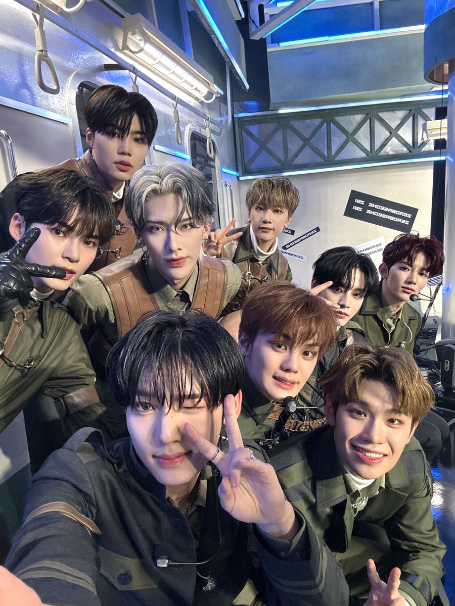 ZB1_official's tweet photo. _𝗭𝗘𝗥𝗢𝗙𝗢𝗖𝗨𝗦

🌹 : 제로베이스원이 쇼! 챔피언을 CRUSH (가시) 했다던데 사실인가요?

📢 : 네. 다음은 주간 아이돌과 아이돌 라디오를 CRUSH (가시) 할 차례입니다.

#ZEROBASEONE #ZB1
#제로베이스원 
#MELTINGPOINT #CRUSH #가시
#ZEROBASEONE_CRUSH https://t.co/cDbEI66fGn