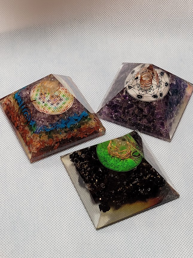 BroSunSisMoon19's tweet photo. Happy Wednesday! The holidays are coming up fast shop with BSSMTX now to ensure you get all your gifts on time. https://t.co/oenqA4UQmb #crystals #prettyRocks #candles #jewelry #GiftOfArt #GiftGiving #holidays #prayers #fyp https://t.co/lcArJkkdtO