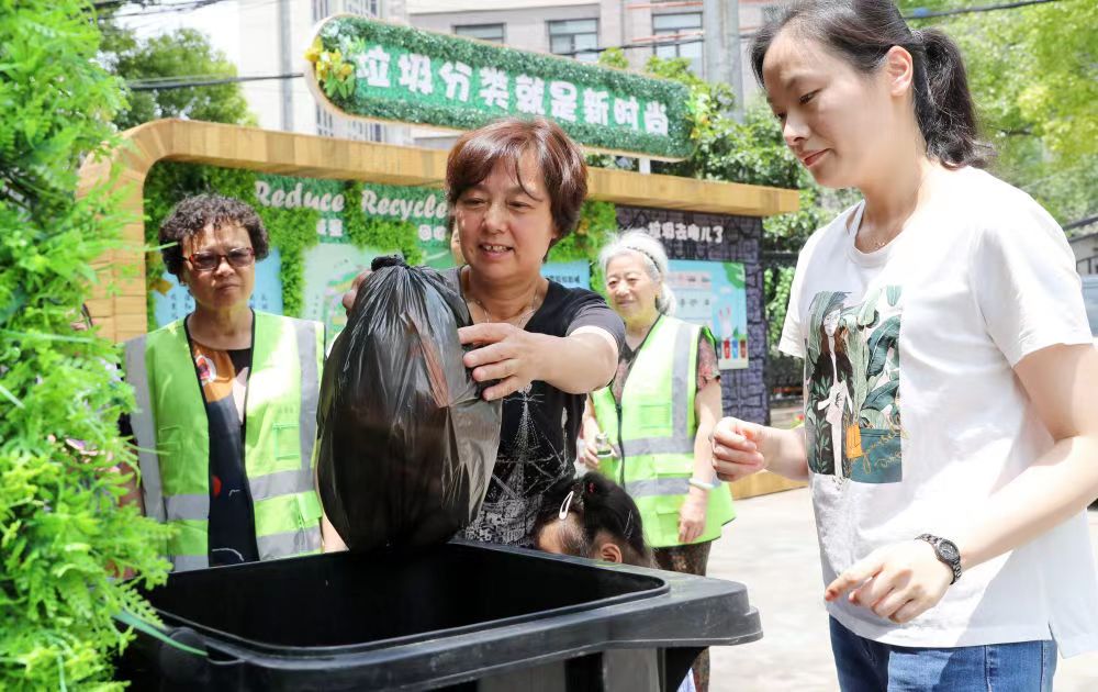 ShLetsMeet's tweet photo. Shanghai has set new targets for citywide #trashsorting♻️ today, aiming to achieve the following by 2025:
1⃣ The #waste-sorting rate of the city's permanent population on a voluntary basis should hit 98%.
2⃣ Over 95% of residential complexes and workplaces in the city should meet #trash-sorting standards.
3⃣ The reduction rate of domestic #garbage from the root should reach above 5%.
4⃣ The #recycling rate of domestic garbage should reach above 45%.
#PolicyUpdates