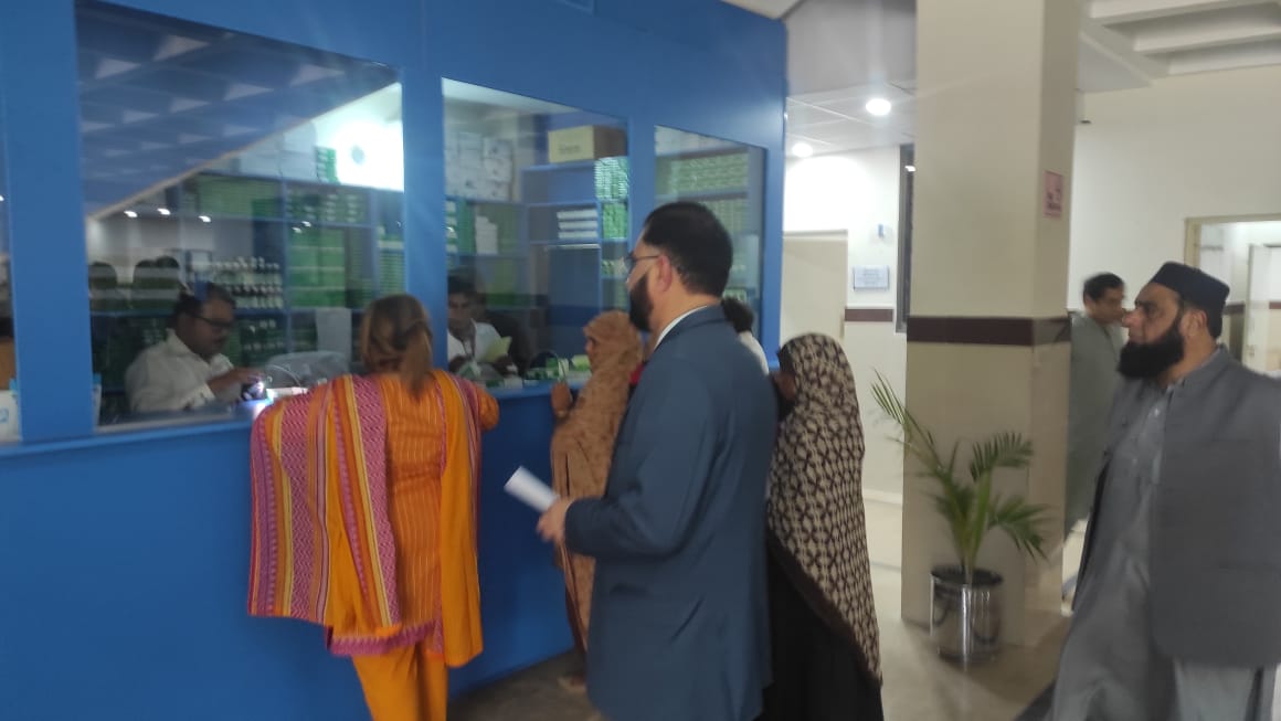 HP_GoP's tweet photo. 𝐒𝐮𝐫𝐩𝐫𝐢𝐬𝐞 𝐕𝐢𝐬𝐢𝐭 𝐭𝐨 𝐇𝐞𝐚𝐥𝐭𝐡 𝐅𝐚𝐜𝐢𝐥𝐢𝐭𝐢𝐞𝐬
New DHQ Hospital Multan near MIKD
#DHQ_Multan #PHFMC
#priority_projects
Special Secretary (D, F &amp; R) along with a team from Development Wing of P&amp;SH Department visited newly constructed DHQ Hospital in Multan(1/3) https://t.co/rV6Bo4Ke9W