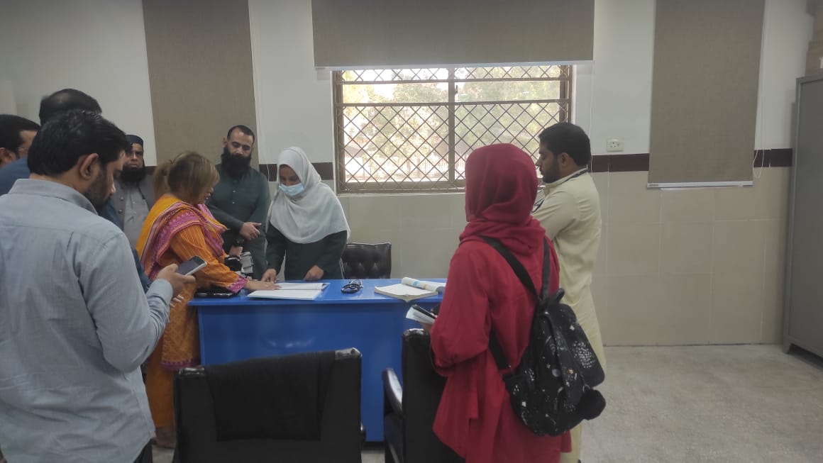 HP_GoP's tweet photo. 𝐒𝐮𝐫𝐩𝐫𝐢𝐬𝐞 𝐕𝐢𝐬𝐢𝐭 𝐭𝐨 𝐇𝐞𝐚𝐥𝐭𝐡 𝐅𝐚𝐜𝐢𝐥𝐢𝐭𝐢𝐞𝐬
New DHQ Hospital Multan near MIKD
#DHQ_Multan #PHFMC
#priority_projects
Special Secretary (D, F &amp; R) along with a team from Development Wing of P&amp;SH Department visited newly constructed DHQ Hospital in Multan(1/3) https://t.co/rV6Bo4Ke9W
