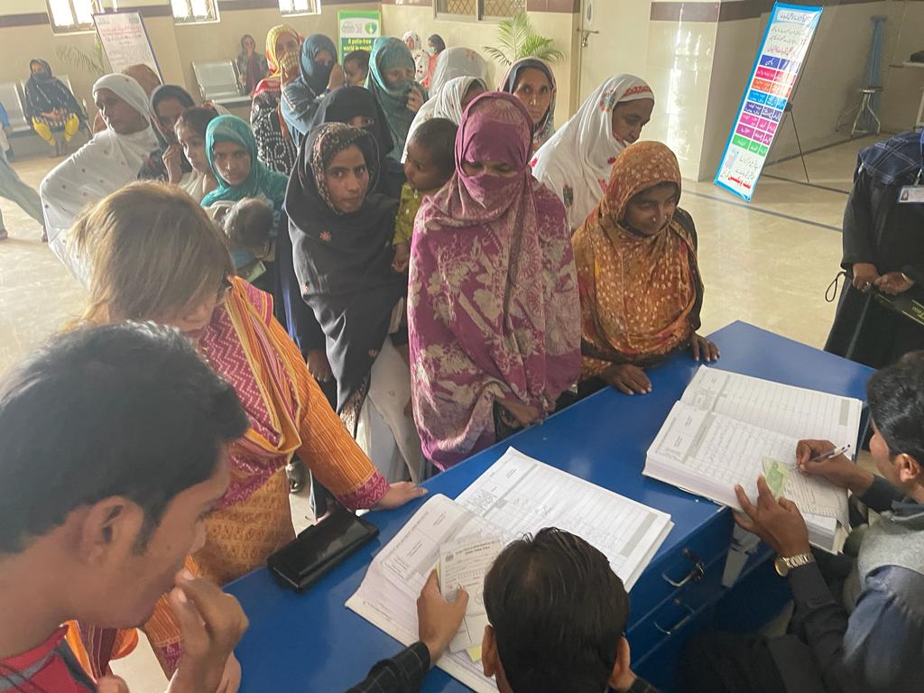 HP_GoP's tweet photo. 𝐒𝐮𝐫𝐩𝐫𝐢𝐬𝐞 𝐕𝐢𝐬𝐢𝐭 𝐭𝐨 𝐇𝐞𝐚𝐥𝐭𝐡 𝐅𝐚𝐜𝐢𝐥𝐢𝐭𝐢𝐞𝐬
New DHQ Hospital Multan near MIKD
#DHQ_Multan #PHFMC
#priority_projects
Special Secretary (D, F &amp; R) along with a team from Development Wing of P&amp;SH Department visited newly constructed DHQ Hospital in Multan(1/3) https://t.co/rV6Bo4Ke9W